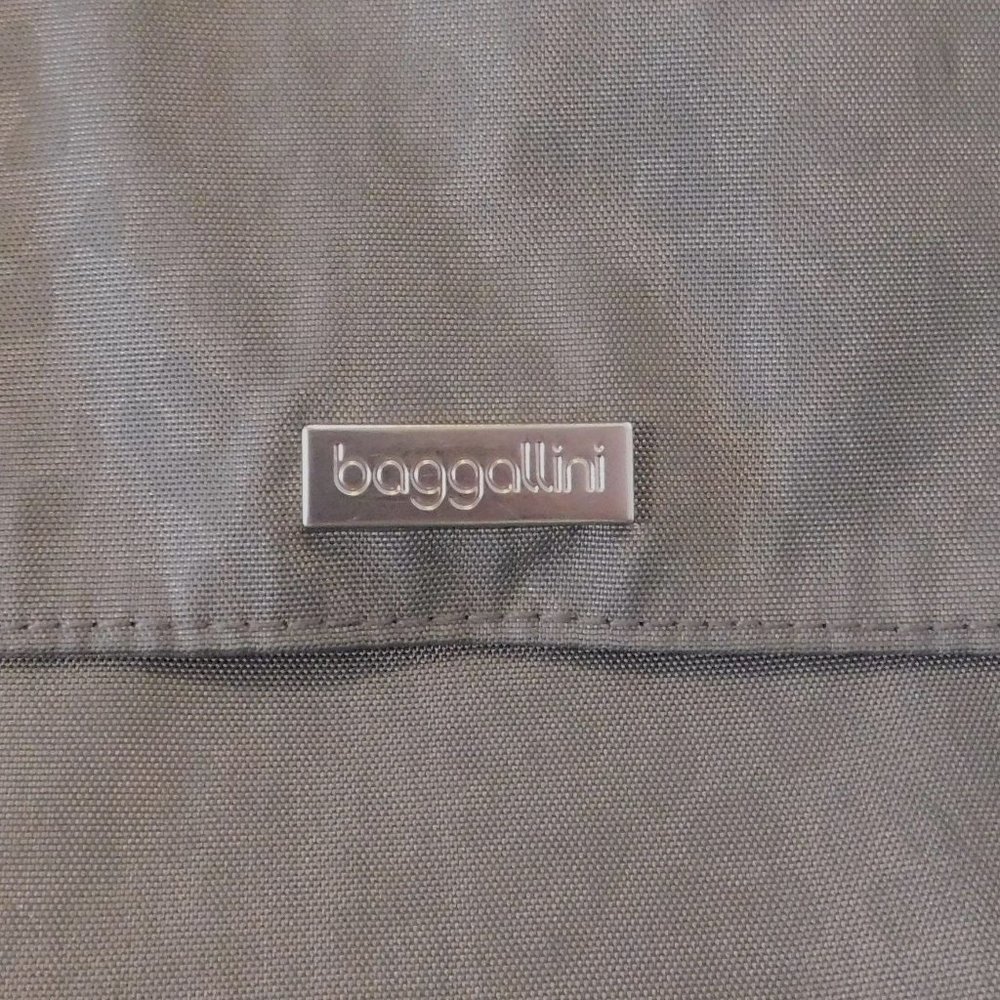 Baggallini Animal Print Crossbody Purse Gray Nylon Adj. Strap 10 in x 10.5 in - Picture 2 of 13